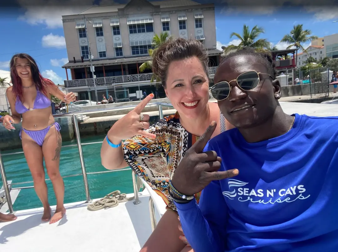 Seas N' Cays crew member helping guests into the water at the Rose Island snorkel stop